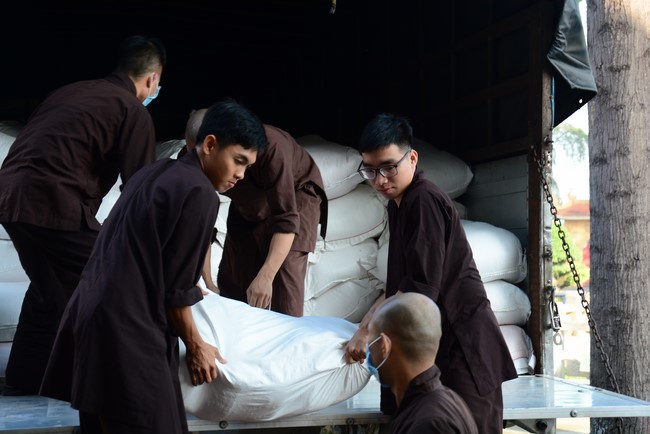 Continuing to support people in need in the Covid-19 pandemic of Hoang Phap Pagoda (series 2)